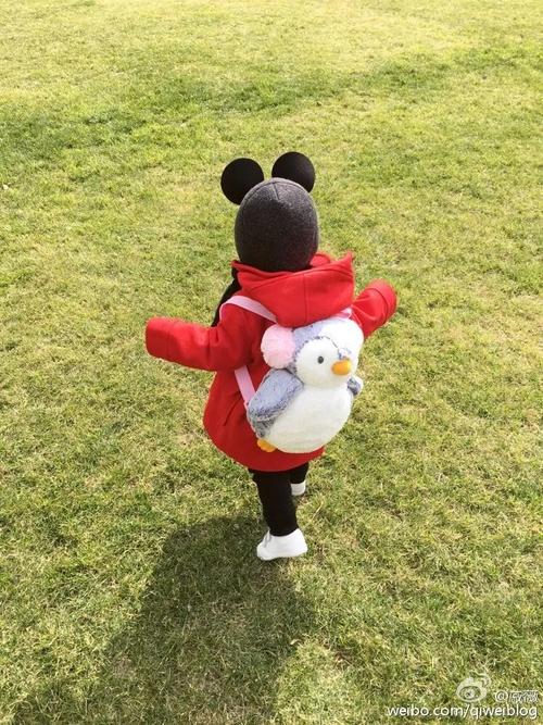 lucky和妈妈戚薇简直是复制粘贴,好想生一个这么可爱的小孩啊!