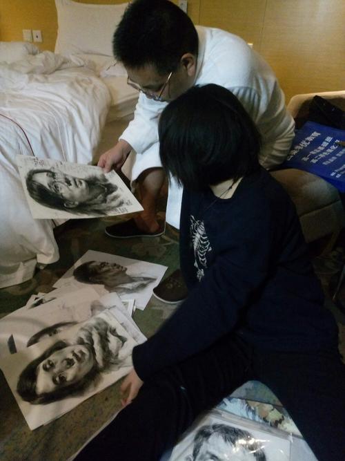 父女俩切磋得很带劲儿