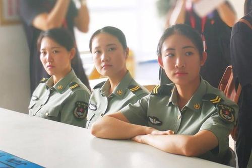 每年入伍的女兵有那么多,为何很少看到女兵退役?原因很少人知道