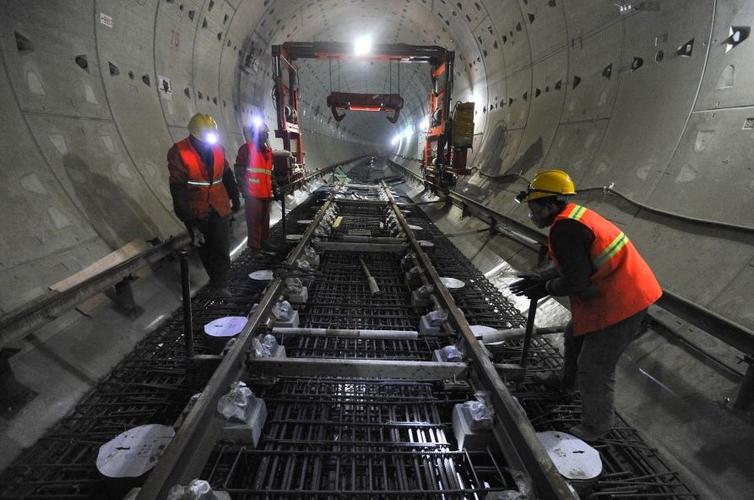 在接近居民区的地段采用了钢弹簧浮置板整体道床