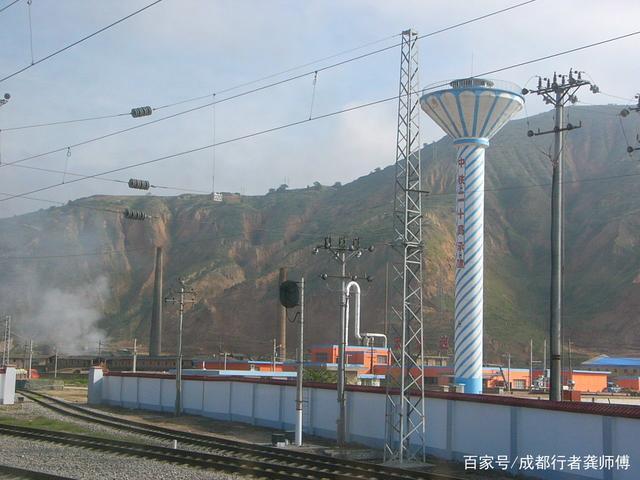 火车旅行:陇海铁路,甘肃定西站附近的景色