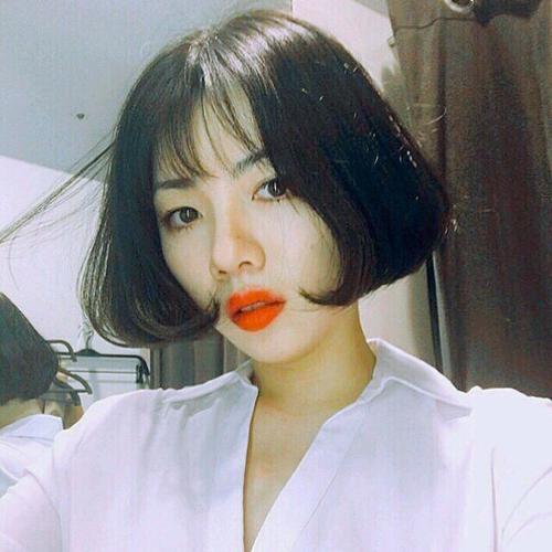 短发红唇女生头像