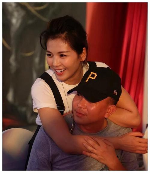 媚男贤妻刘涛曾与胡军传出绯闻后不在乎王珂外遇行为