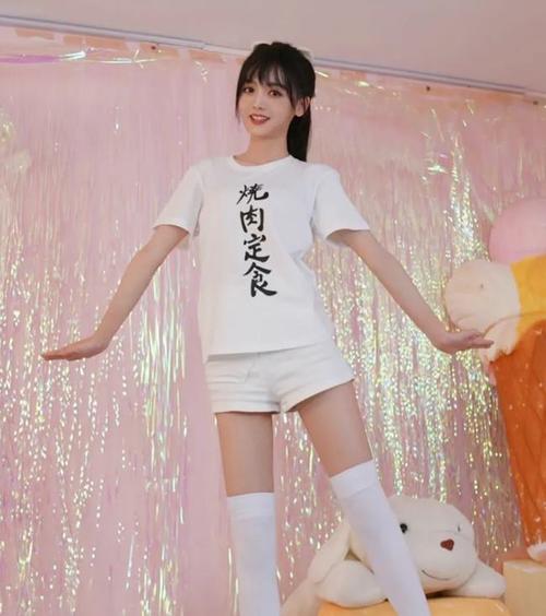 kpl灵儿晒美照回馈老粉,"牛奶长袜"成亮点,水友评论两极分化