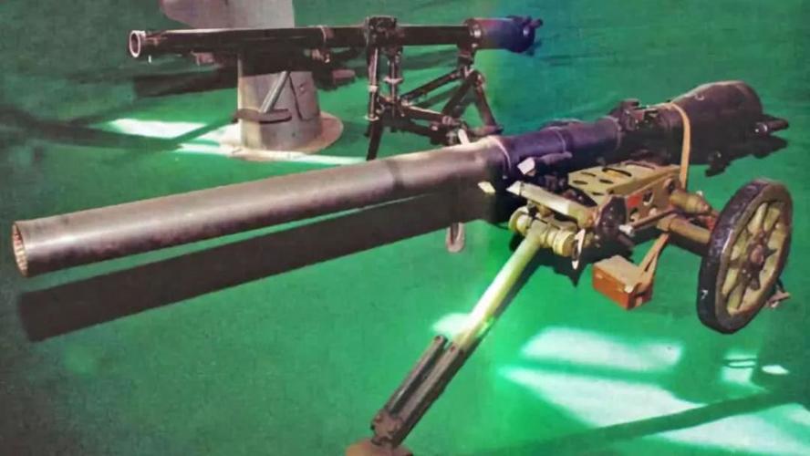 除了可以搭配三脚架进行使用之外,52式57毫米无后坐力炮还可以搭配两