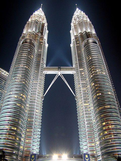 夜色中的马来西亚吉隆坡双子星塔.