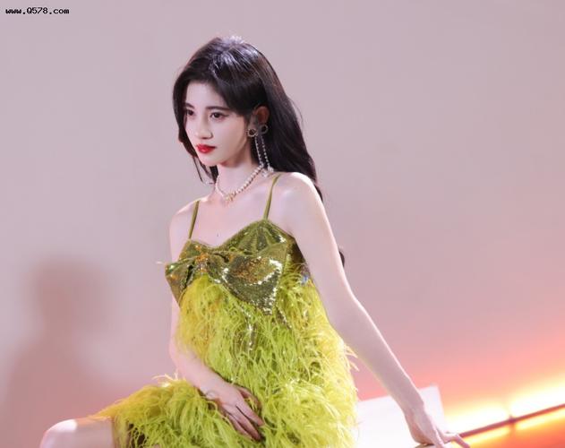 鞠婧祎全身涂满粉底和高光,精致得像娃娃,却失去了以前的灵气