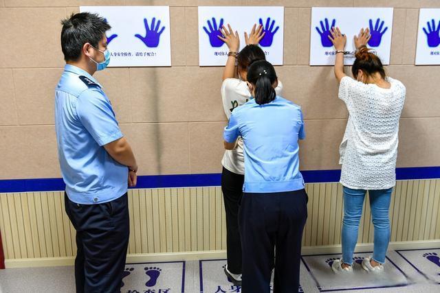 2021年5月31日,保康民警对电诈犯罪嫌疑人进行人身安全检查.