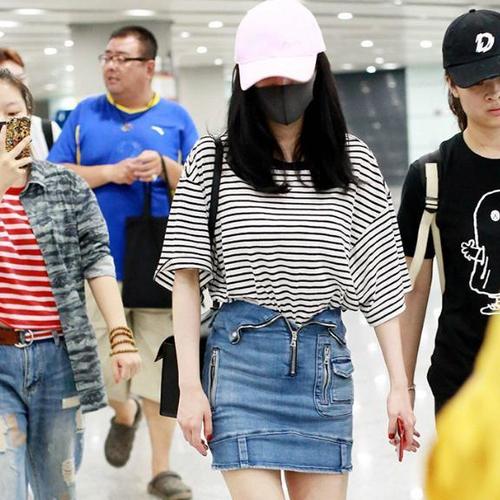 杨幂扎苹果头萌翻机场,身上穿的t恤却亮了,绝对抢镜
