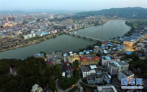 这是江西省赣州市会昌县一江两岸风光(7月29日摄).