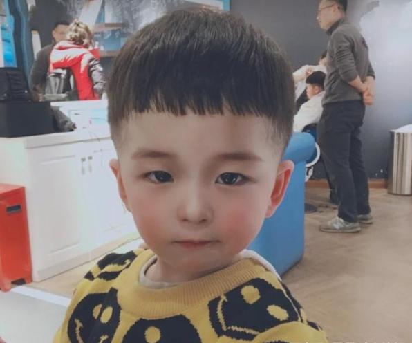 男孩理发失败,不满新发型崩溃大哭:我想要的是闪电,不是2!