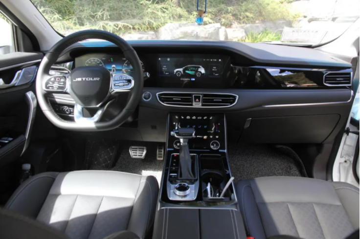 内饰方面,全新一代捷途x90可以说变化真的挺大的,首先最吸引的就是它