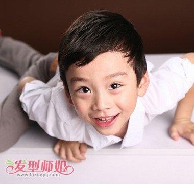 小男孩偏梳中短发纹理烫发型
