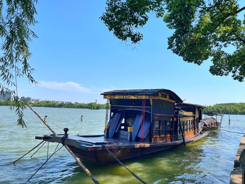 嘉兴南湖的"红船"