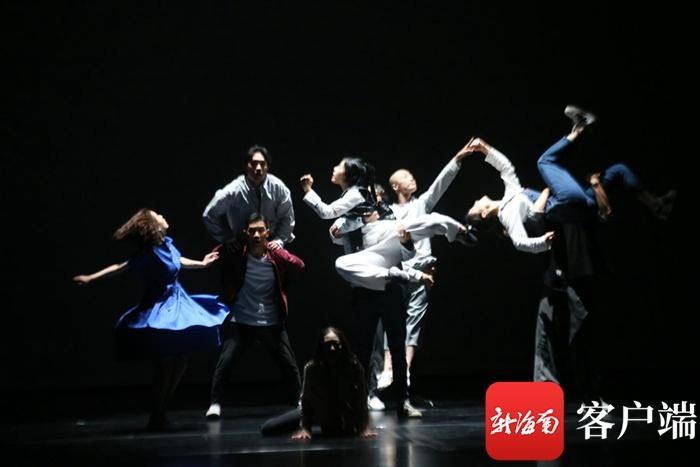 北京现代舞团舞剧《初·恋》海口上演 以现代舞语言再现时代缩影