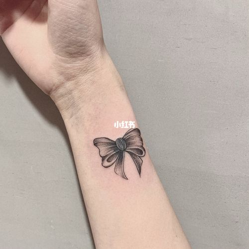 蝴蝶结手腕纹身 为了遮盖本来随意的字母09_蝴蝶结