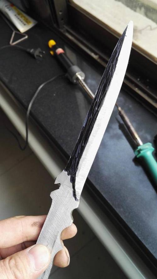 1.烧红拉直 4.在硬纸板上画好形状,用自喷漆放样到铁条 7.
