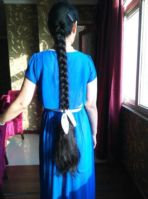 身手矫捷的长辫子美女