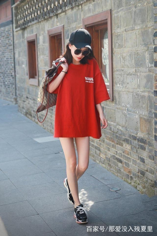 街拍:美丽的小姐姐身穿红色盖臀宽松t恤搭配运动鞋,休闲风十足