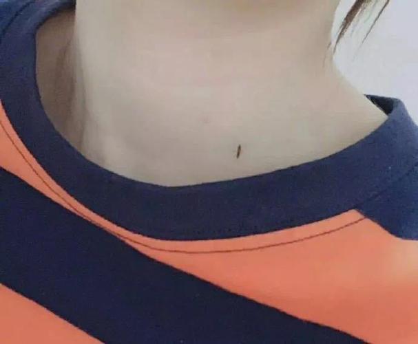 美女脖子戴着黑色项圈,只是为了好看?能懂的都是大佬