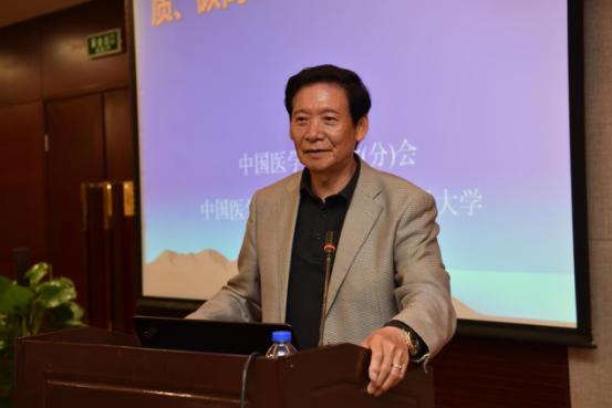 著名放疗物理专家胡逸民教授做"质,碳离子治疗的几个问题"大会报告