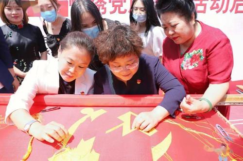 一针一线诉衷情,万人接力绣党旗_活动