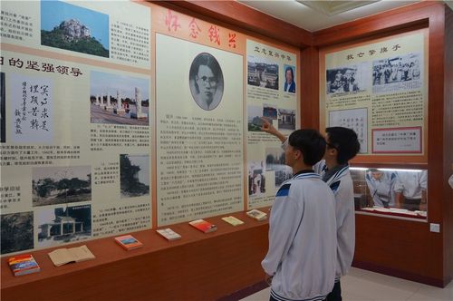 学生参观烈士陵园陈列馆学习