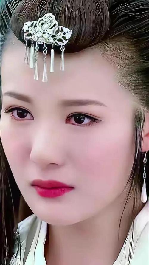 邬靖靖也不例外,她的长相很符合"江南美女"的特色,大眼睛漂亮有神