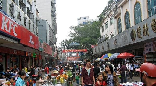 一说到海口的府城,大家一定会联想到忠介路,那是一条非常热闹的商业街