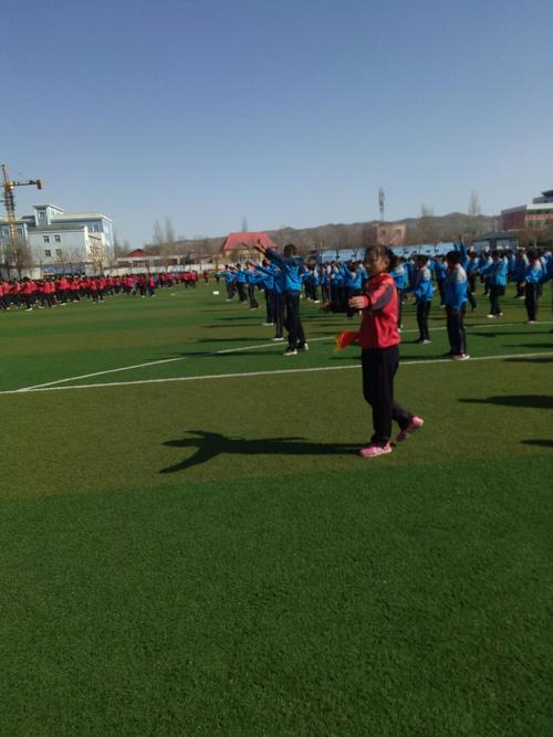 伊宁县四中学生活泼地做广播体操.