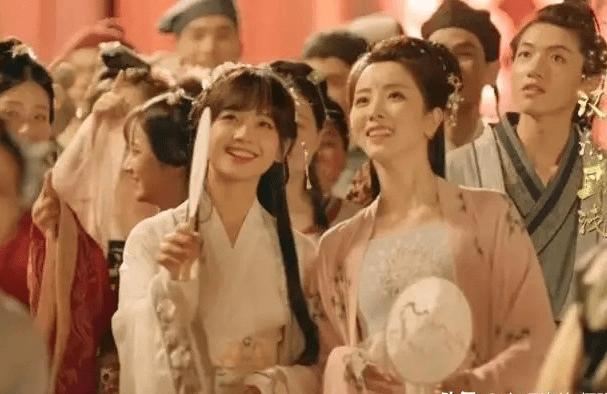 原创央视主持人王冰冰身穿汉服,轻摇罗扇,莲步轻移.网友:治愈系主持人