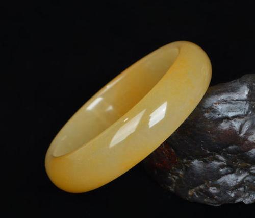 但是假的金丝玉是没有价值的,所以买的时候要注意鉴别金丝玉的真假