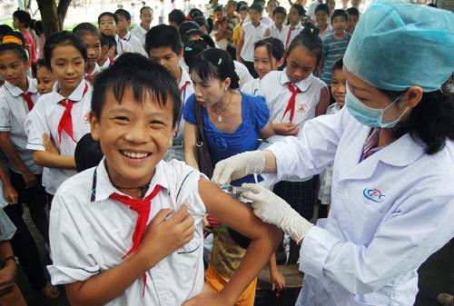 上思县思阳镇小学为小学生接种麻疹疫苗