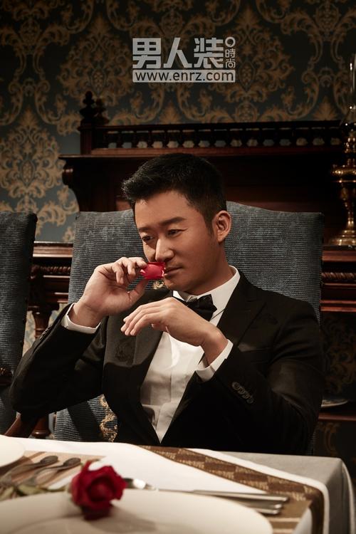 战狼柔情吴京手持玫瑰怀抱萌宠变身优雅绅士