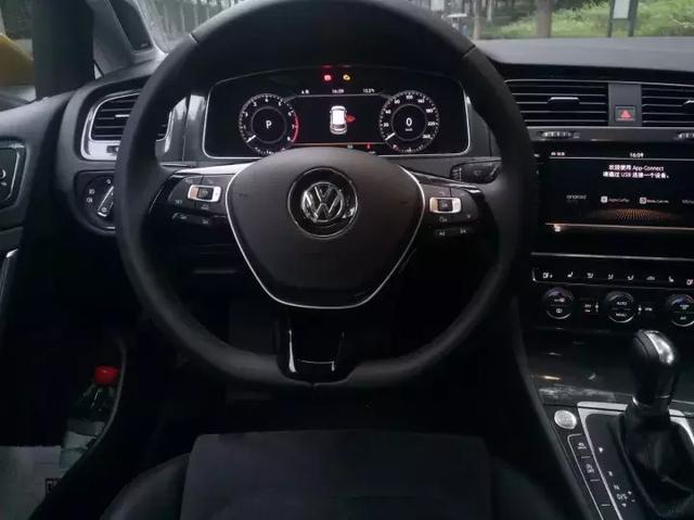 内饰的各种大屏幕,各种高科技配置,都在悄悄的,潜移默化的让高尔夫