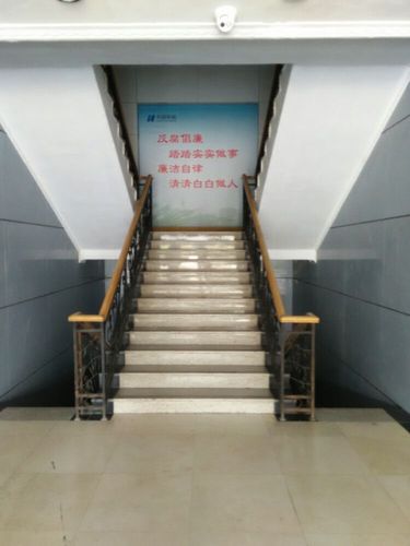 办公楼里的楼梯,现在看起来这么窄呢!