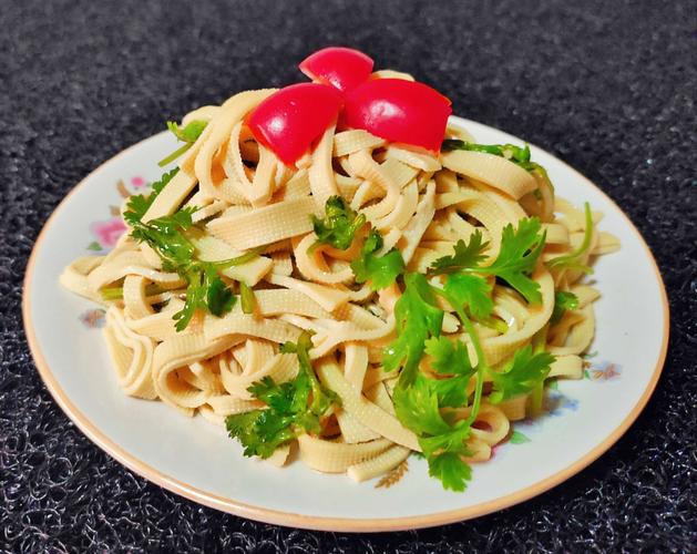 凉拌百叶丝 锅里水开,少放些盐,百叶丝下锅焯水5分钟,加些料酒即可,起