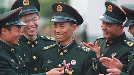 展开全部 一级军士长是士官军衔中的最高级别,正师级待遇.