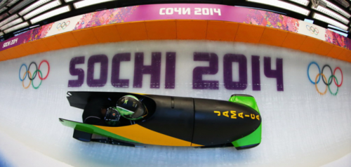 从牙买加雪橇队看比赛的最末名