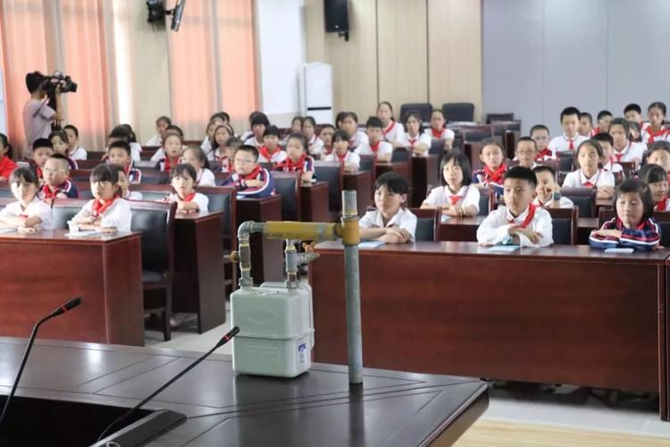 活动现场,麒麟小学多媒体教室中坐满了学生,工作人员通过动画片,深入