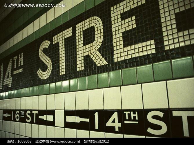 墙上黑色背景上的stree白色英文字母