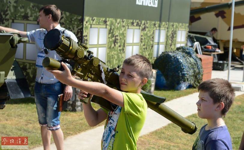 俄罗斯儿童肩扛便携式防空导弹