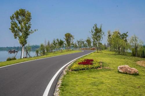 湖光山色 芳草萋萋&mdash;&mdash;枝江市金湖路