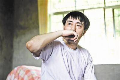 被宣告无罪的曾爱云回到湖南老家 摄影/贾亚男