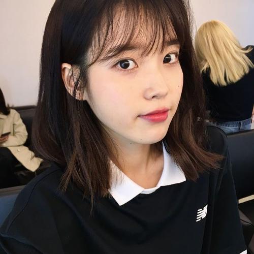 喜欢iu的,赶紧把iu的照片收藏起来,当做手机壁纸天天可以看见这么漂亮