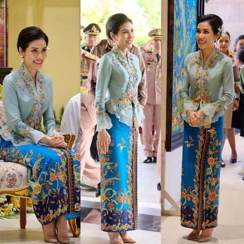 泰国诗妮娜贵妃亮相,孔雀蓝裹身裙华贵荷叶边精致,笑出一脸横肉暴露