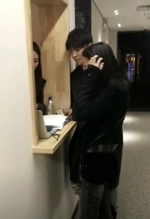 郑爽张恒好事将近?被拍到售楼处帅气签字买房,期待她成为新娘!