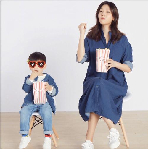陈妍希晒和儿子小星星合照,首晒儿子正面照,牛仔服母子装真有爱