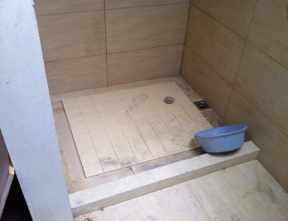 越来越多人淋浴房不铺瓷砖了现在流行四边走水美观排水快