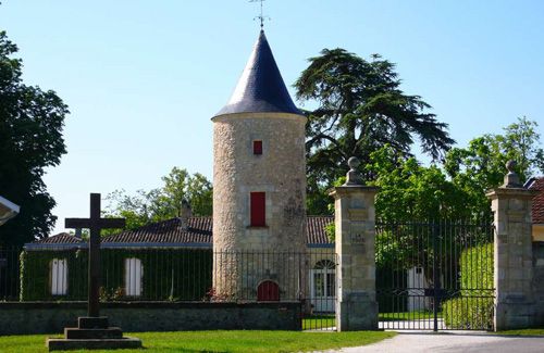 位于法国波尔多 波亚克产区的 拉图酒庄( chateau latour)是一个